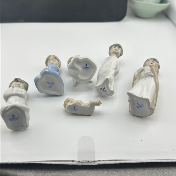 LlADRO Ceramic Nativity Figurine Set - Picture 5 of 7